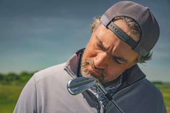 André testar Cobras helt nya 3D-printade järnklubbor.