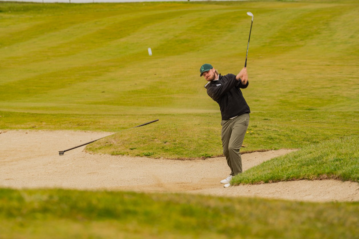 Golfspelare slår ut ur en bunker